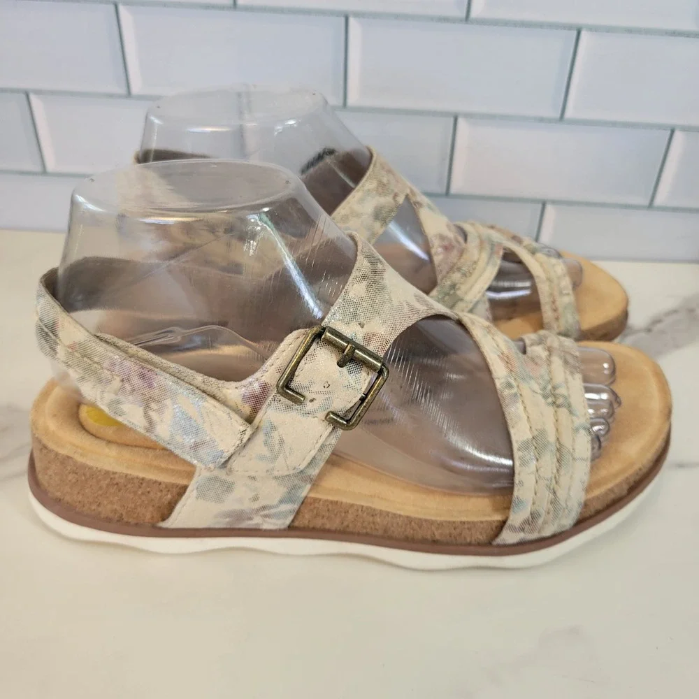 Clarks Womens Size 8 WIDE Brynn Ave Sand Interest Beige Tan Ankle Strap Sandals